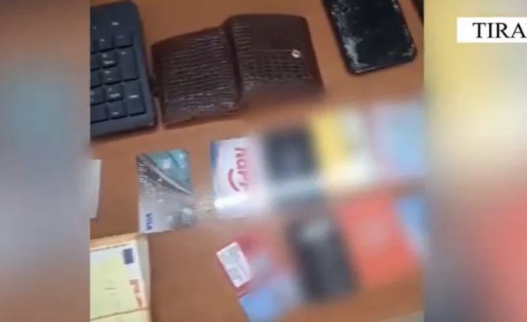 I SEKUESTROHEN 6 MILIONË LEKË DHE 8 MIJË EURO/ Arrestohet “skifteri” që vidhte portofola, celularë dhe para në stacionet e autobusëve