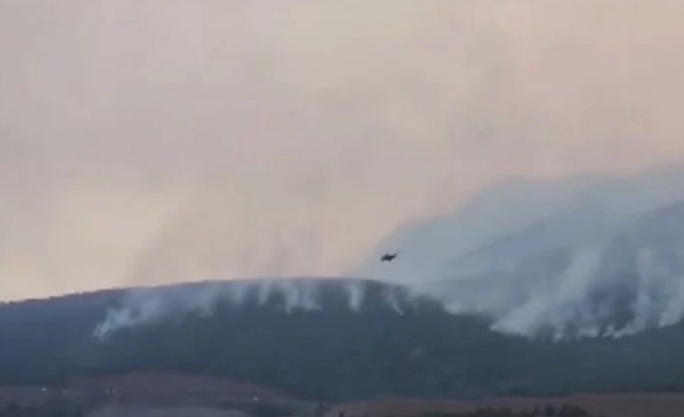 “ZJARRI NË KALASË E DELVINË, SERIOZ”/ Ministria e Mbrojtjes: Zjarrfikësit dhe helikopteri ‘Black Hwak’ në ‘luftë’ për shuarjen e flakëve