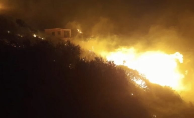 VIJON ZJARRI NË FSHATIN SASAJ/ Ende disa vatra aktive në Himarë! Zjarrfikësit në luftë me flakët