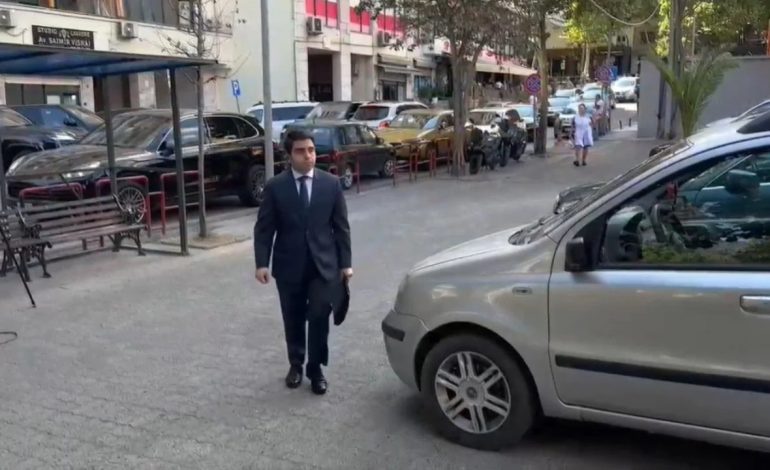 AKUZOHET PËR SHKELJE TË BARAZISË NË TENDERA/ Paraqitet në SPAK kreu i Komisionit të Prokurimeve Publike