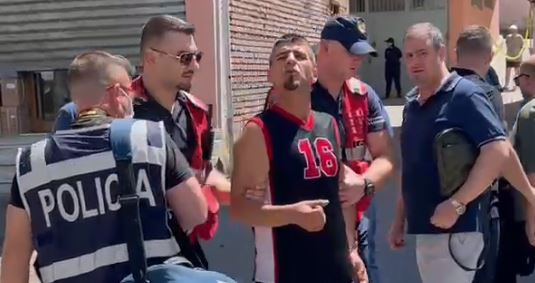 “TI E VRAVE?” Autori i dyshuar i vrasjes së 52-vjeçares me pranga në duar dhe i rrethuar nga efektivët: Çne unë mo…