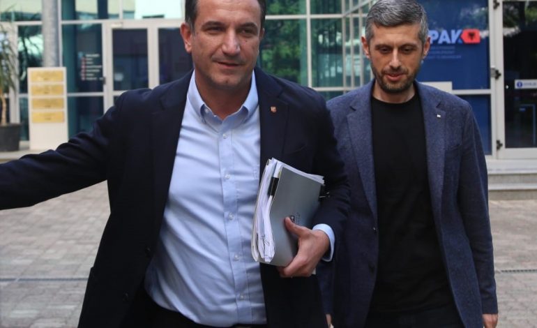 DOSJA ME 60 MIJË FAQE/ Avokatët e Erion Veliajt kërkesë për zgjatje të afateve: Kjo ‘përmbytje dokumentare’ është abuzim