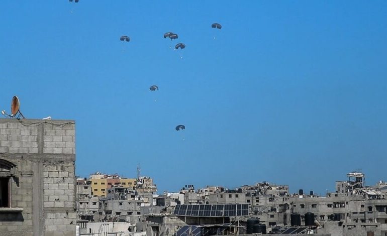 KRIZA USHQIORE/ Jordania shpërndan 17 ton ushqime nga ajri në Gaza