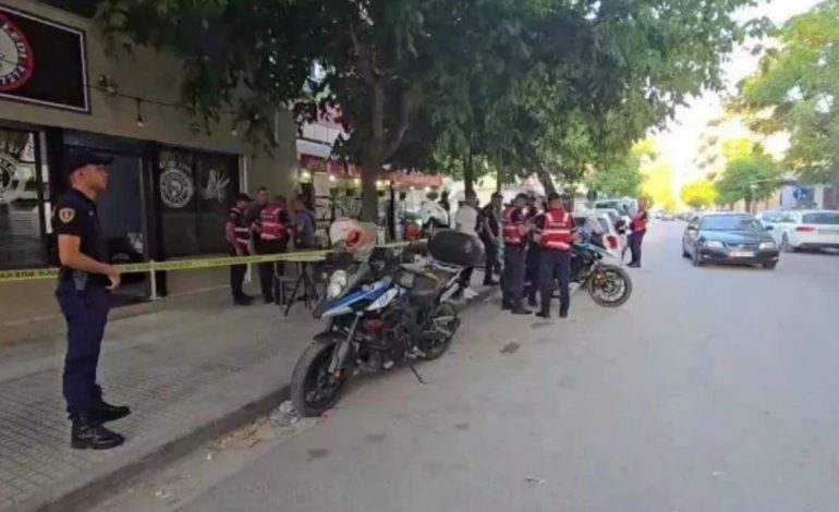 PAMJET/ Klienti godet me thikë praktikantin e berberhanes në mes të Vlorës, policia në ndjekje të autorit