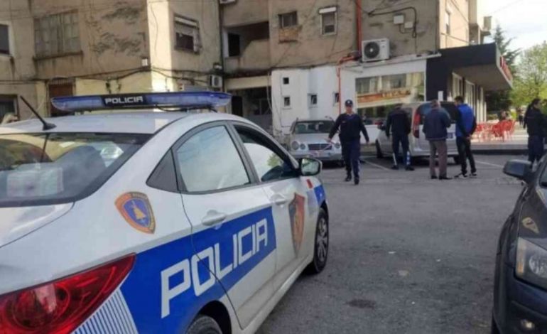 EMRAT/ Klienti godet me thikë praktikantin e berberhanes në mes të Vlorës, ZBARDHET dinamika e plagosjes