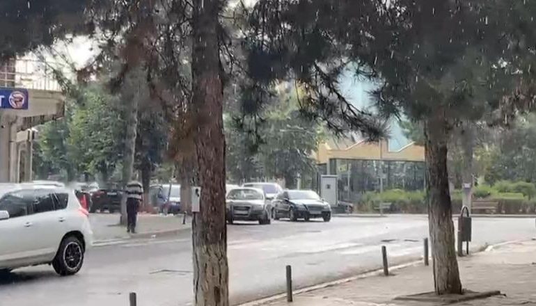 NDRYSHIMI I MOTIT/ Reshje dhe erë e fortë në Kukës! Shiu i korrikut i vjen në ndihmë dhe HEC-it të Fierzës