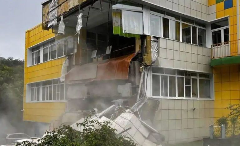 BANESA TË SHKATËRRURA DHE NJERËZ TË TMERRUAR/ Dalin pamjet nga tërmeti 8.8 ballë që goditi Rusinë