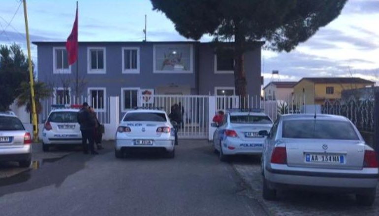 NDODH NË DIVJAKË/ Dhunoi të bijën adoleshente, Policia arreston nënën 38-vjeçare (EMRI)
