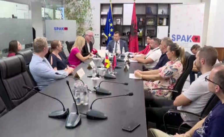 SKEMË MASHTRIMI ME “CALL CENTER”/ SPAK dhe autoritetet gjermane godasin grup kriminal: Hiqeshin si oficerë policie dhe…