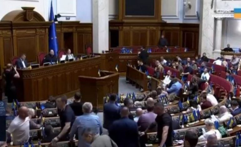 ZELENSKY RRËZON LIGJIN ANTI-KORRUPSION/ Sherr në parlamentin ukrainas, dy deputetë përleshen me njëri-tjetrin