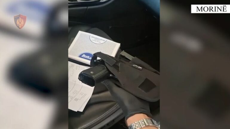 KAPET NË KUFI ME ARMË ZJARRI TË FSHEHUR NË MAKINË/ Arrestohet 28-vjeçari nga Prizreni