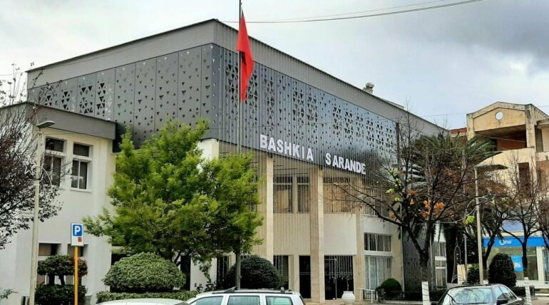 VALË DORËHEQJESH EDHE NË SARANDË/ Largohen nga detyra nënkryetarët, administratorët dhe drejtorët e bashkisë
