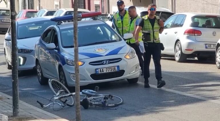 AKSIDENT NË DURRËS/ 50-vjeçari me biçikletë përplaset nga makina, përfundon në spital