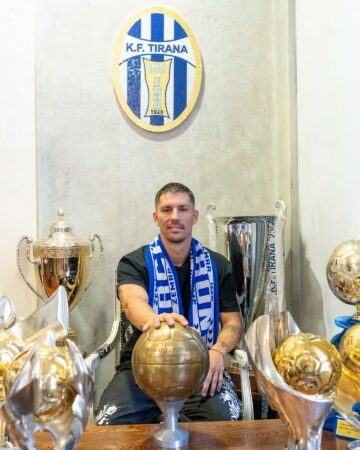 TIRANA NUK NDALET NË MERKATO/ Bardheblutë prezantojnë mbrojtësin grek