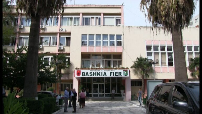 AKSIONI POLICOR NË FIER/ Arrestime dhe pezullime të zyrtarëve të bashkisë. Dyshohen për abuzime me vlerë 40 mln lekë