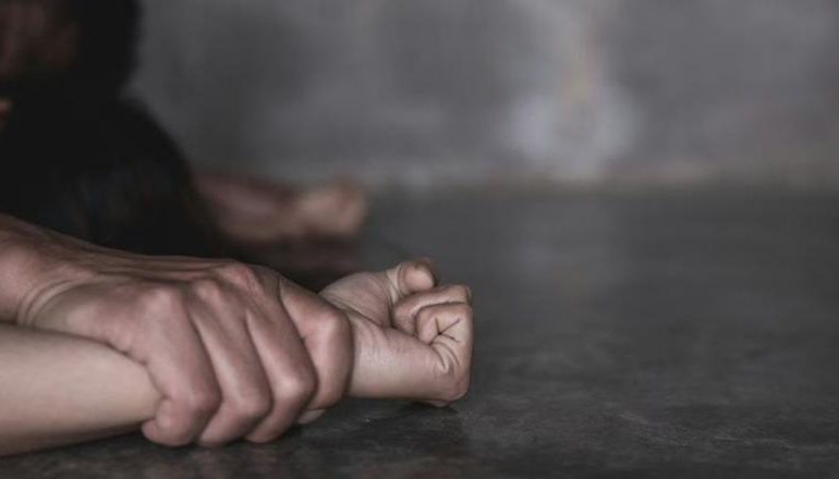 KREU MARRËDHËNIE SEKSUALE ME NJË TË MITUR/ Arrestohet 17-vjeçari në Korçë