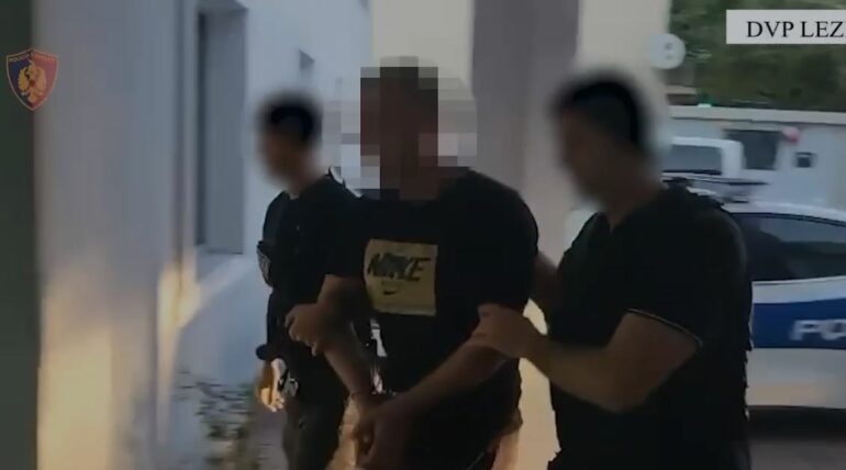 EMRI/ Trafik armësh nga Kosova në Shqipëri, në kërkim prej tre muajsh, arrestohet 41-vjeçari në Lezhë