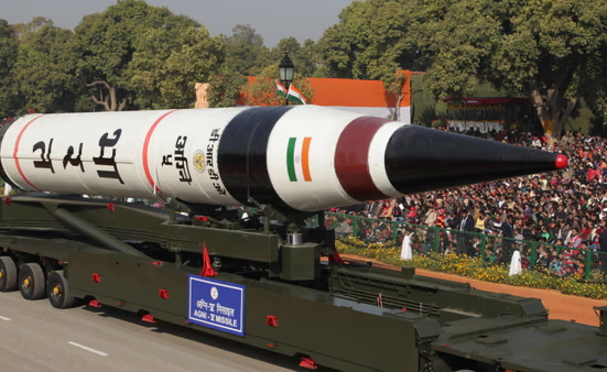 INDIA TESTON ME SUKSES RAKETËN BALISTIKE AGNI-5/ E aftë të godasë objektiva në gjithë territorin e Kinës