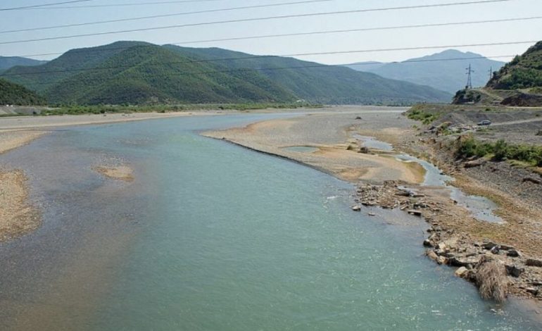 E RËNDË/ U fut në lumin Mat për të hedhur rrjetat, peshkatari nuk del dot më! Nisin kërkimet