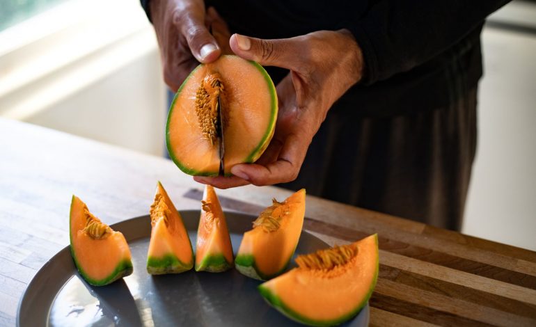 FRUTI I PREFERUAR I VERËS/ Vetitë e mahnitshme shëndetësore të pjeprit