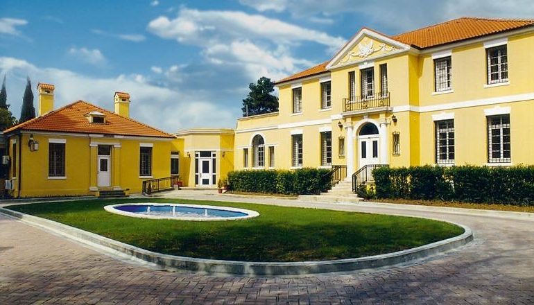 THIRRJA e Ambasadës së SHBA në Tiranë për qytetarët: Përdore vizën korrekt, respekto kushtet dhe afatin e qëndrimit