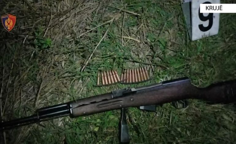PAMJET/ Pas sherrit qëlloi me pushkë drejt shtëpisë së komshiut, arrestohet një 18-vjeçar në Krujë (EMRI)