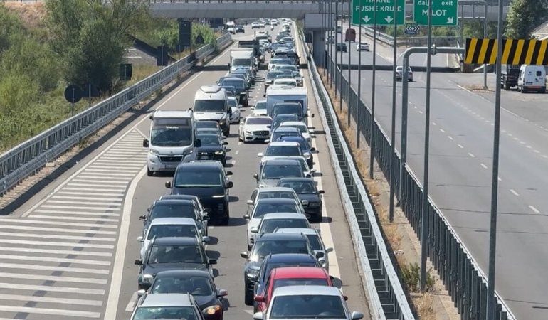 VAPA “PËRVËLUESE”/ Pushuesit dynden drejt bregdetit, radhë kilometrike në Lezhë