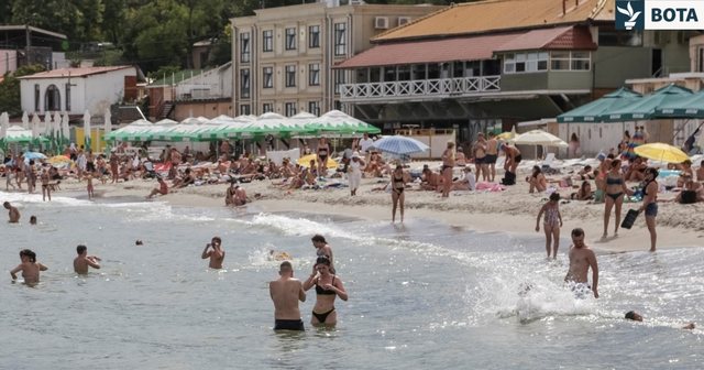 PAVARËSISHT LUFTËS RUSE/ Ukrainasit mbushin plazhet e Odesës