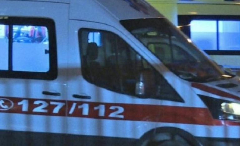 AKSIDENT GJATË NATËS NË GJIROKASTËR/ Makina përplas këmbësorin, i plagosuri në gjendje të rëndë për jetën