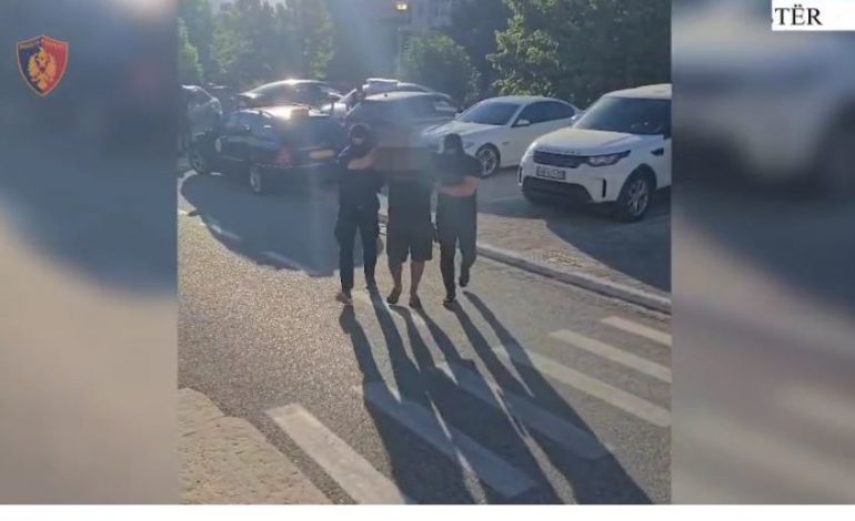 EMRAT/ Gjirokastër, tentuan kalimin e 9 emigrantëve të paligjshëm në kufi, arrestohen 3 trafikantë