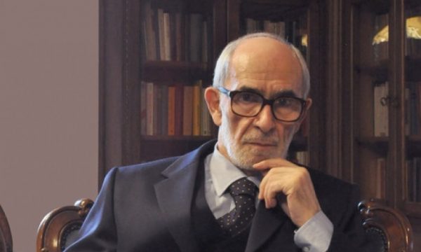HUMBI VAJZËN NGA NJË SËMUNDJE/ Mesazhi i akademikut Rexhep Qosja: Ditë të rënda për ne! Mos i provoftë askush