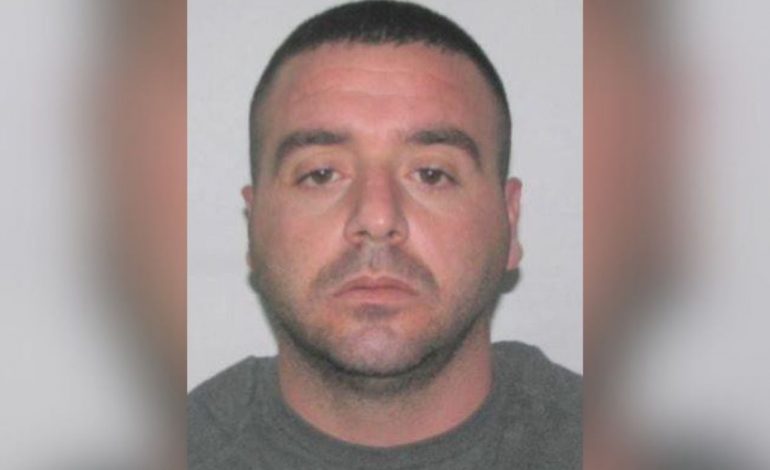 DETAJET NGA ARRESTIMI/ Flodian Plaku u kap me dy pistoleta, në pranga edhe një ndihmës i tij, dyshohet se do të kryente sërish vrasje