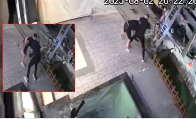 PAMJET SHOKESE/ Të rinjtë sherr me thika në Vlorë, një vajzë tenton t’i ndajë, por…