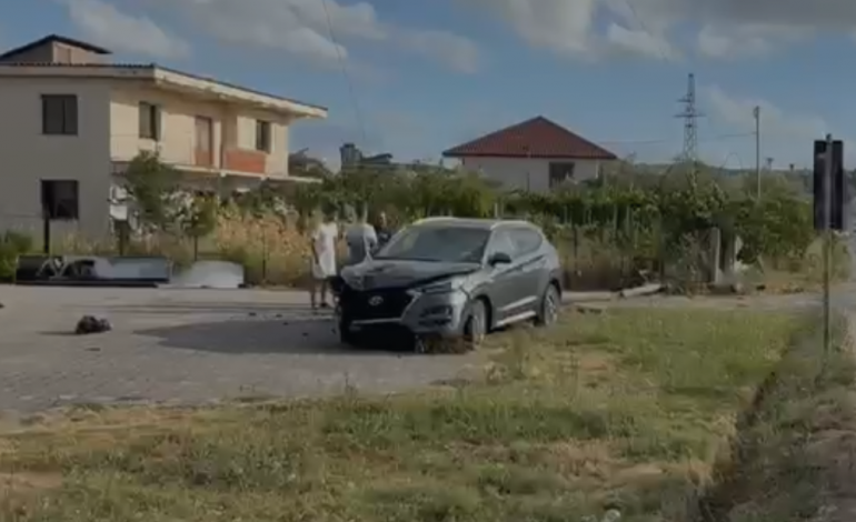 AKSIDENT NË FIER-LEVAN/ Makina përplaset me shtyllën elektrike, plagoset drejtuesi