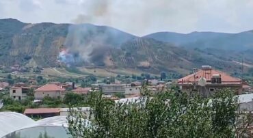 ZJARR NË GRYKSH TË PEQINIT/ Flakët përfshijnë sipërfaqe me ullinj e shkurre, vështirësi për ndërhyrje