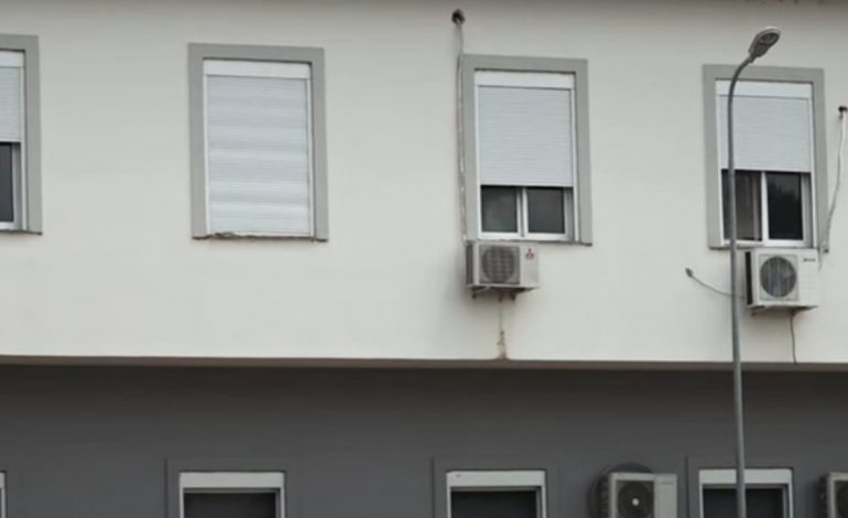 PLAGOSI NËNËN DISA HERË ME THIKË/ Autori shtrohet në spital psikiatrik