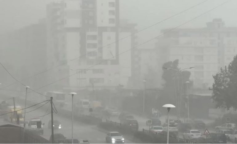 STUHIA “MBËRTHEN” VLORËN/ Qyteti bregdetar përfshihet nga reshje intensive dhe erëra të forta