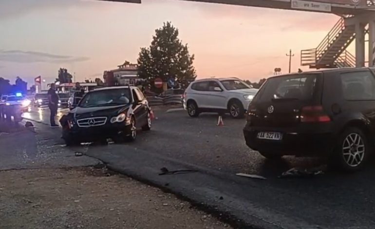 TJETËR AKSIDENT NË AUTOSTRADËN LUSHNJË-FIER/ Makina i pret rrugën ‘Benz-it’, dy të plagosur