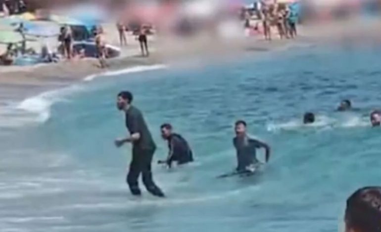 PANIK NË NJË NGA PLAZHET E SPANJËS/ Banorët ndjekin nga pas emigrantët që zbritën nga gomonia (VIDEO)