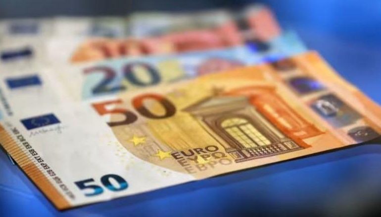 EURO NË RËNIE TË LIRË/ Prek nivelin më të ulët historik, këmbehet nën 97 lekë