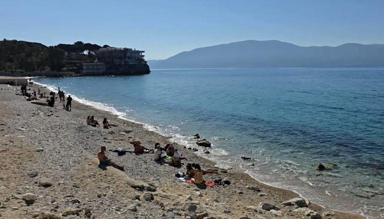 E RËNDË NË VLORË/ Hyri për t’u larë në det, ndërron jetë 59-vjeçarja! Dyshohet se pësoi goditje në zemër