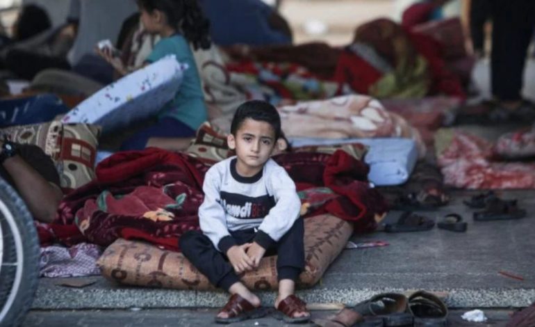 “ATA NUK MUNDEN TË QAJNË”/ Mjekja përshkruan vuajtjet e fëmijëve që po vdesin nga kequshqyerja në Gaza
