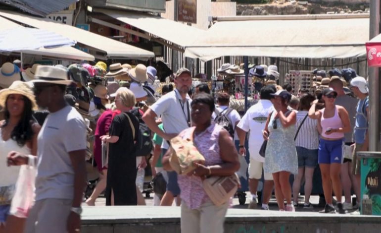 ATHINA “PUSHTOHET” NGA TURISTËT/ Numri i vizitorëve gjatë vitit 2025 pritet të arrijë në 10 milionë, qiratë ditore në trend
