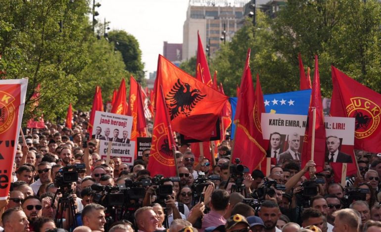“NË MBROJTJE TË SË VËRTETËS”/ Zhvillohet protestë kundër Gjykatës Speciale në Prishtinë, mijëra qytetarë mbështesin ish-krerët e UÇK