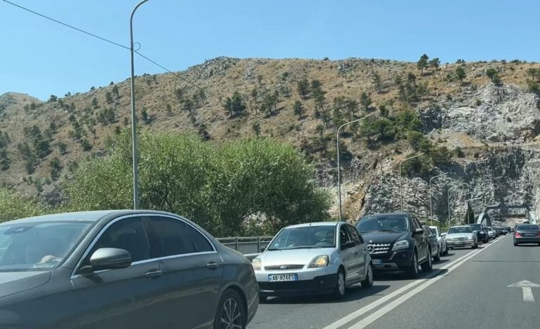 ATENTAT NDAJ BOSIT TË DROGËS/ Shkaktohet radhë e gjatë, 70 km trafik në pikën kufitare të Muriqanit