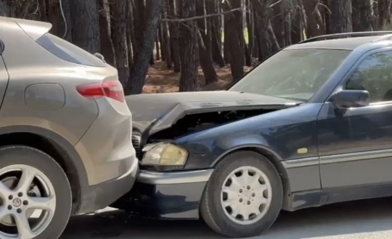 AKSIDENT I FRIKSHËM NË VLORË/ Përplasen tre makina, dy të plagosur, mes tyre një fëmijë