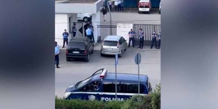 POLICIA FIK SINJALIN E NEWS24/ Qëndresa Qytetare: Gazetarët po pengohen të futen në vendin e punës, akt i denjë për vendet autokratike