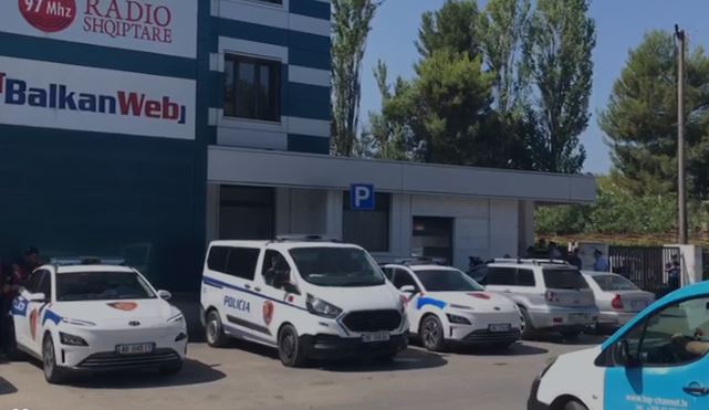 POLICIA NË GODINËN E NEWS24/ Asociacionet e gazetarëve: Të mos bllokohet puna e tyre