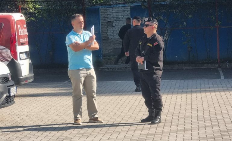 PAMJET/ Pas nxjerrjes së gazetarëve jashtë, tërhiqet Policia e Shtetit. News24 rrethohet nga Policia Ushtarake
