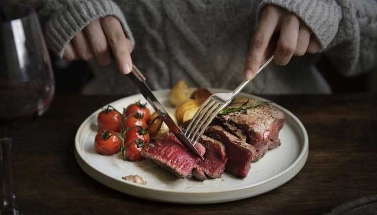 NGA LODHJA TE FLOKU I DËMTUAR/ Çfarë i ndodh trupit kur konsumoni shumë mish